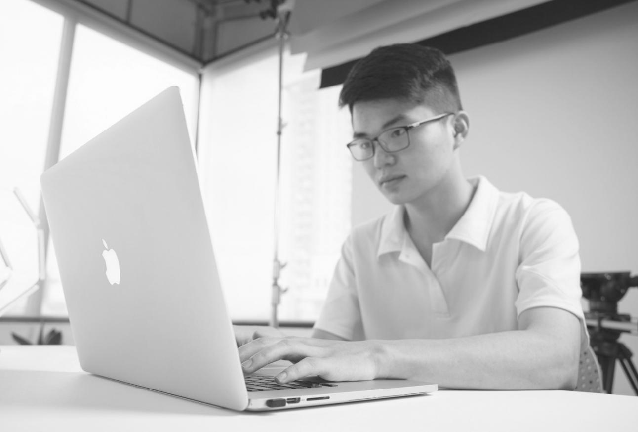 Environnement de travail professionnel avec documents d'analyse financière