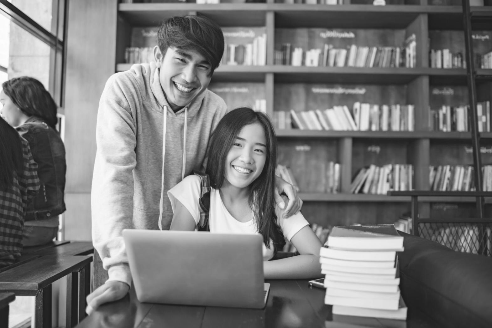 Espace de travail moderne avec analyse de données financières et outils de comparaison d'entreprises