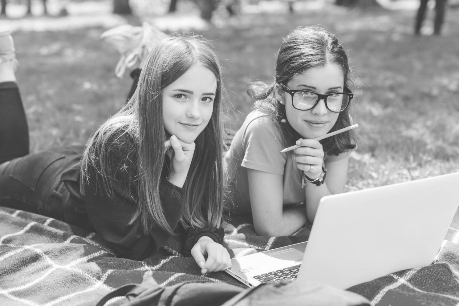 Professionnel analysant des rapports financiers comparatifs