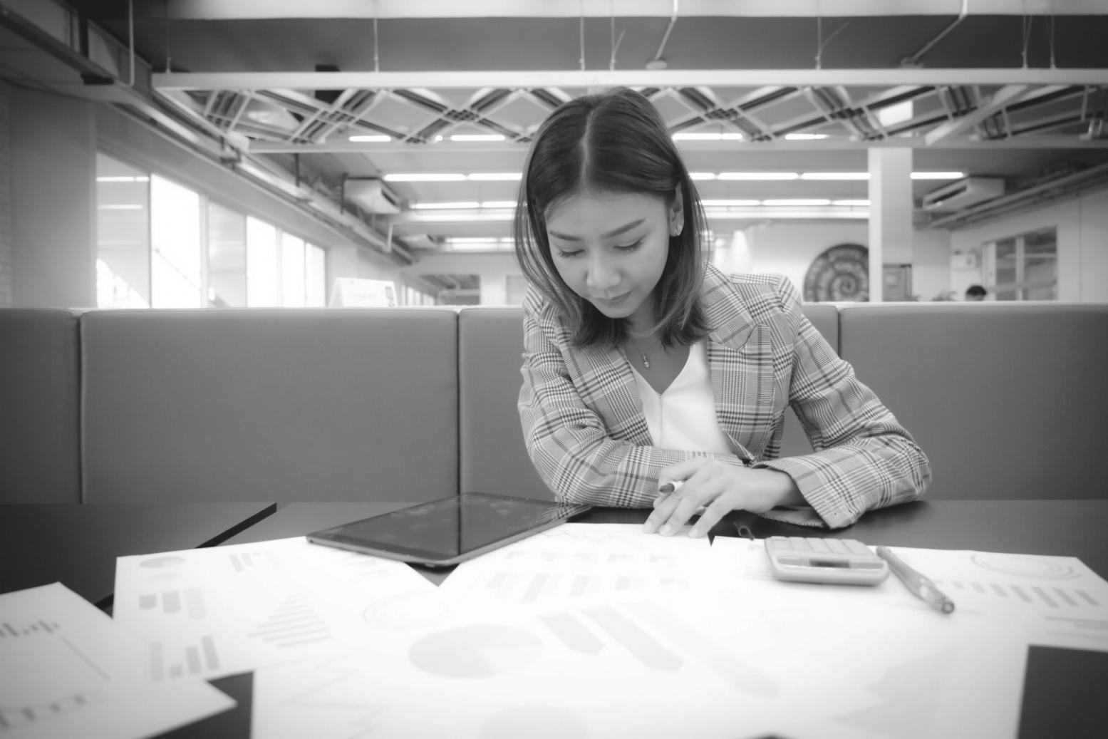 Session de formation en analyse financière avec participants engagés