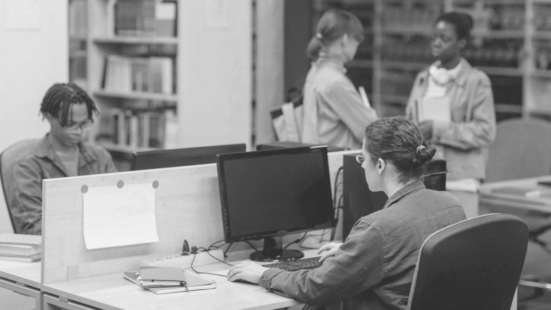 Bureau moderne avec analyses financières